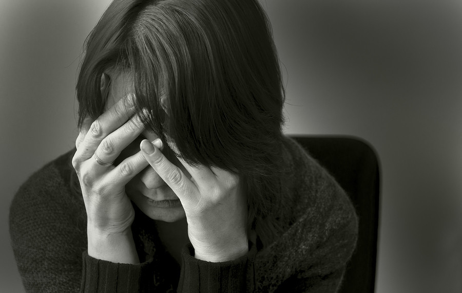 أسباب الاكتئاب المفاجئ عند البنات