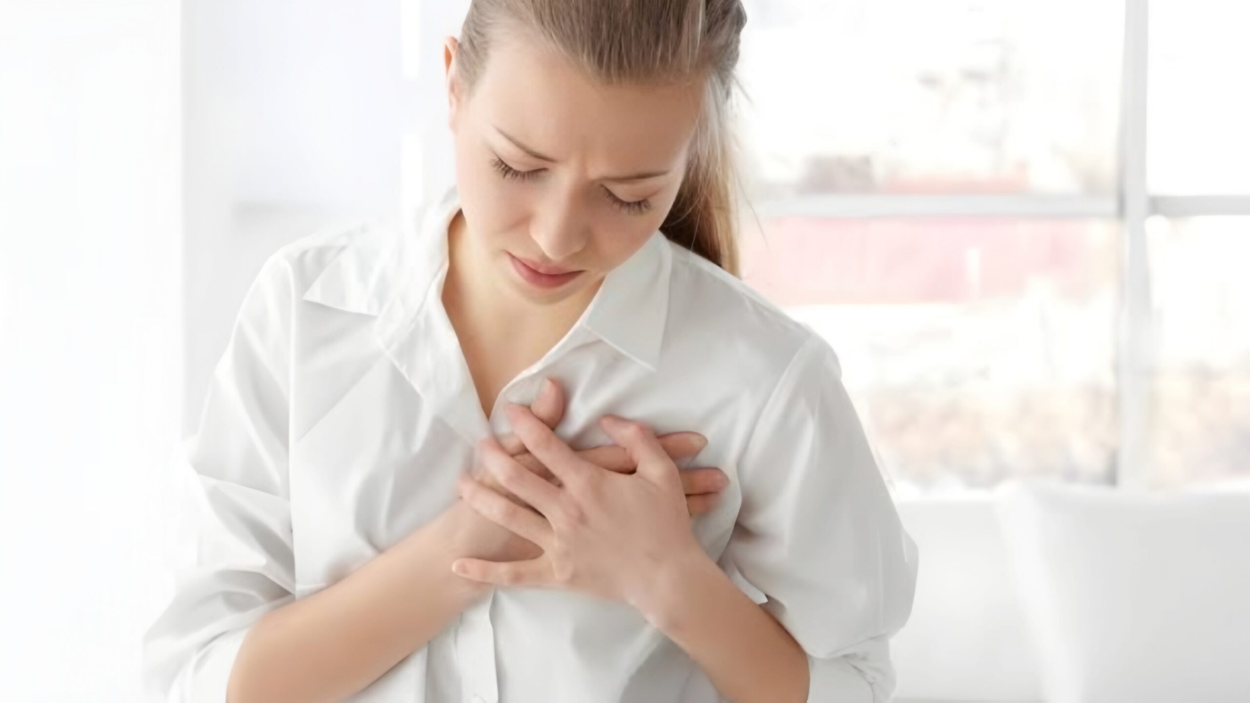 متى يكون ألم القفص الصدري عند المرأة خطيرًا؟